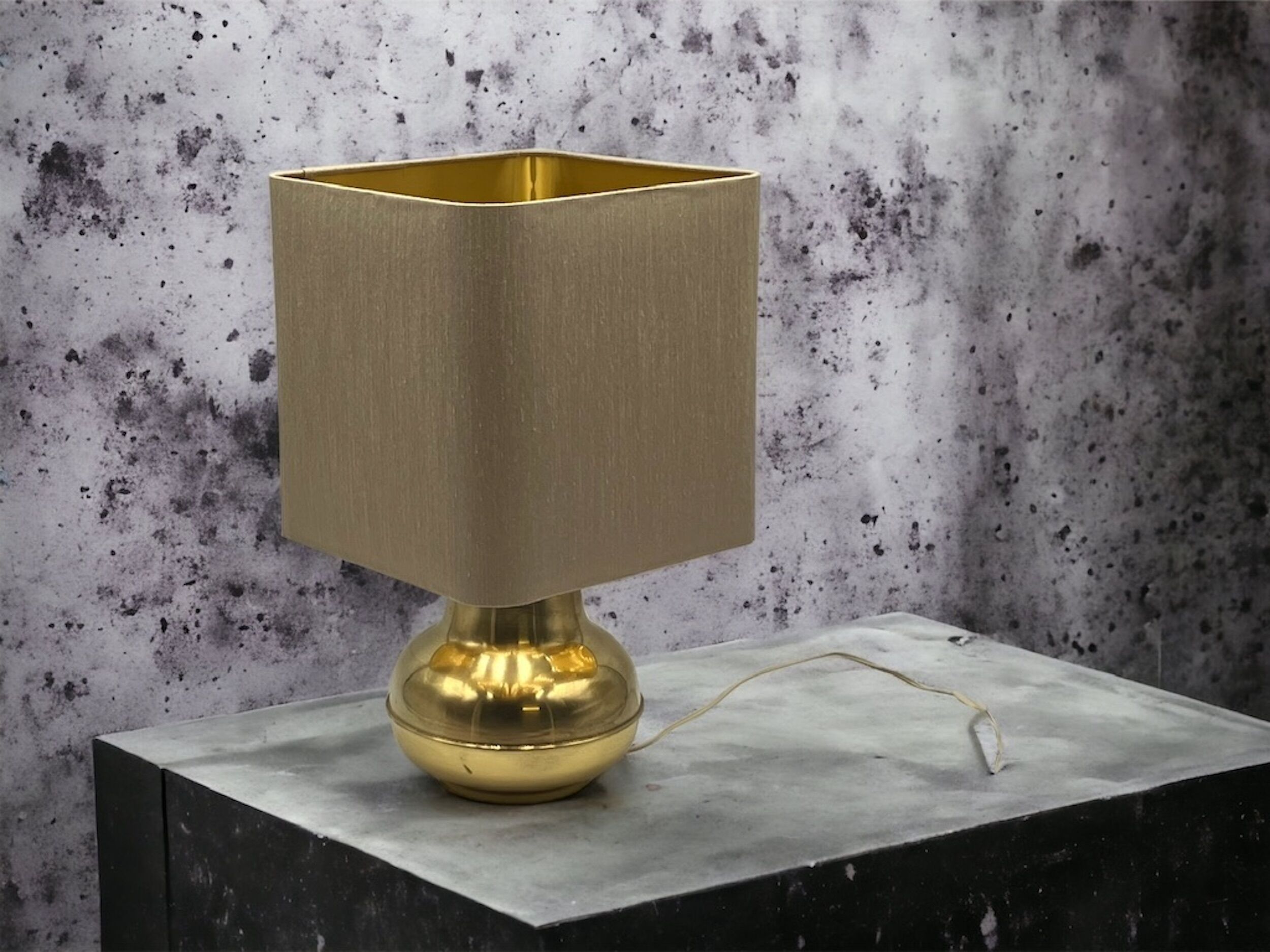 Lampe de table vintage en laiton fabriquée en Italie, années 60