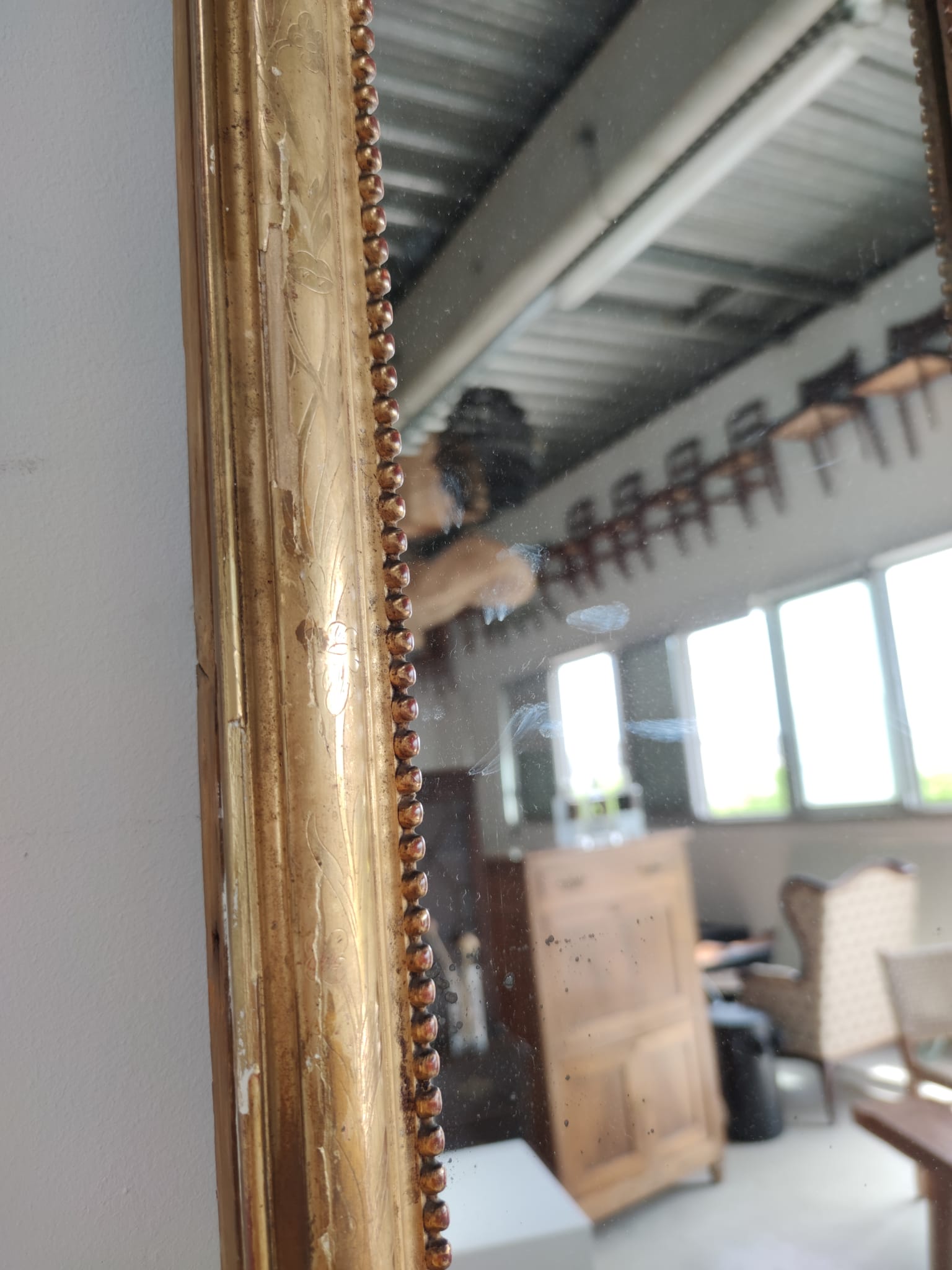 Long wooden mirror and gilded stucco with pearl rays H: 2m45 L: 40cm