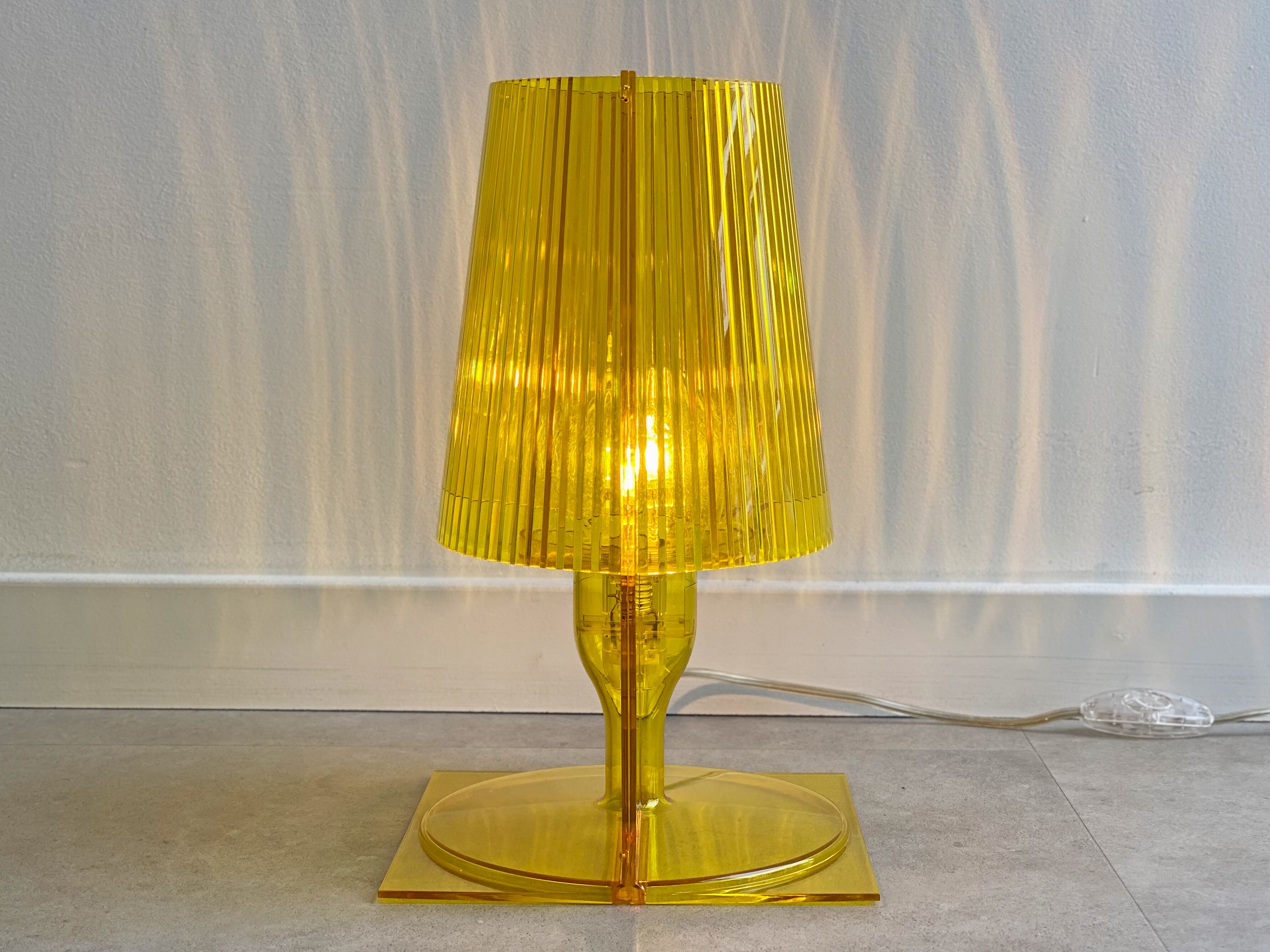 Lampe de table en acrylique jaune Kartell Take conçue par Ferruccio Laviani, Vintage