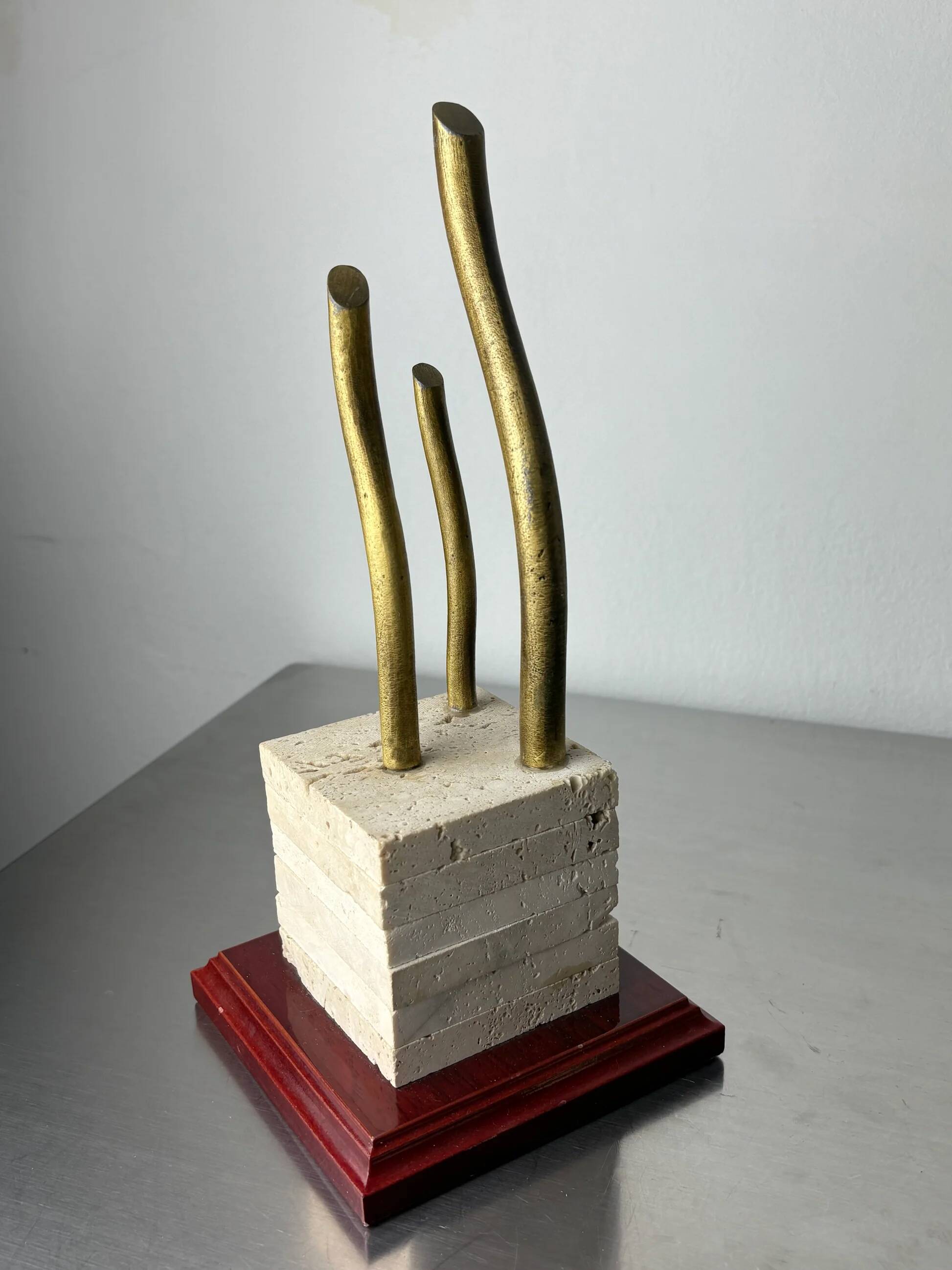 Serre-livres sculpture brutaliste en travertin, bois et bronze, Espagne années 1970