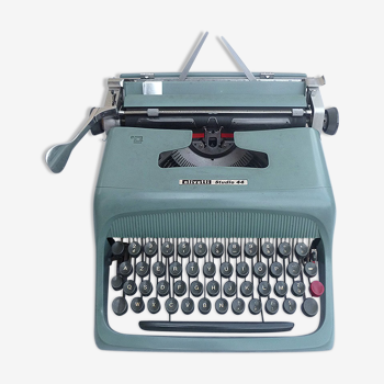 Olivertti Studio 44 typewriter