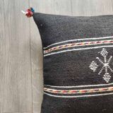 Coussin berbère noir à pompon en coton