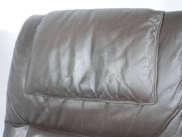 Fauteuil de salon design en cuir avec pouf des années 1990