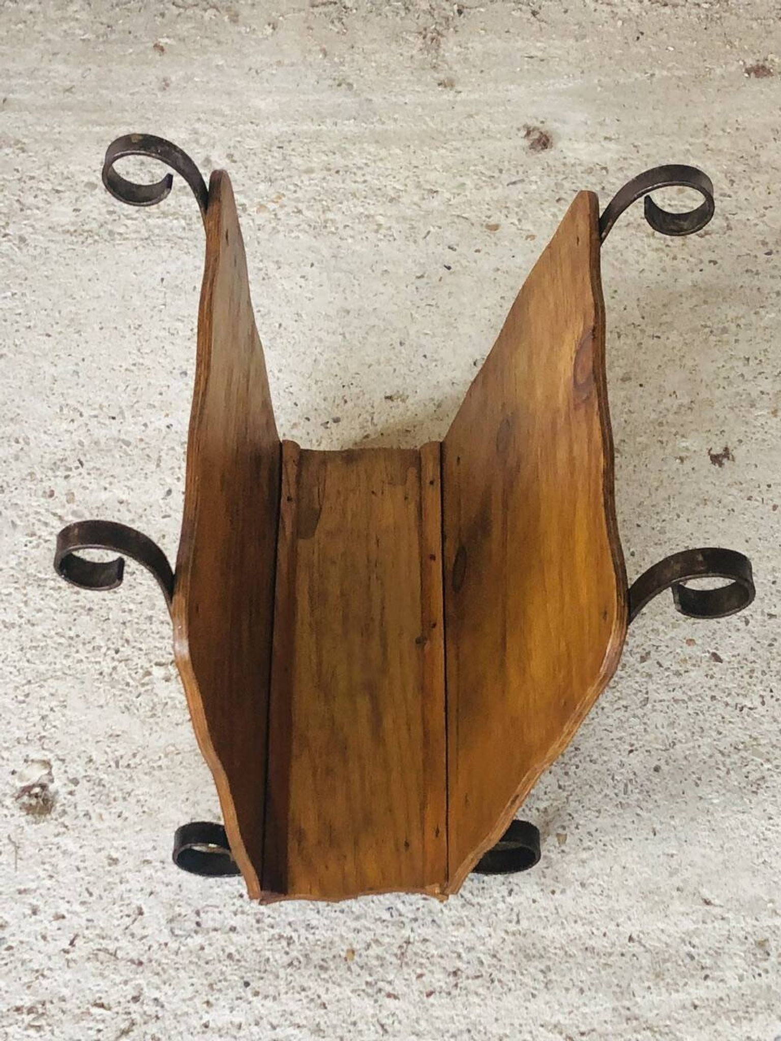 Porte revues vintage en bois et fer forgé circa 1950s