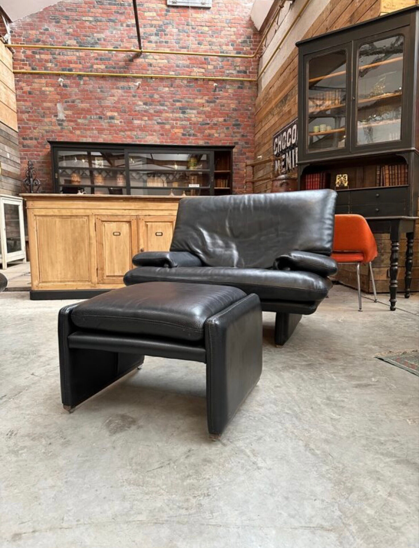 Black leather sofa – Italian design – 1980s
