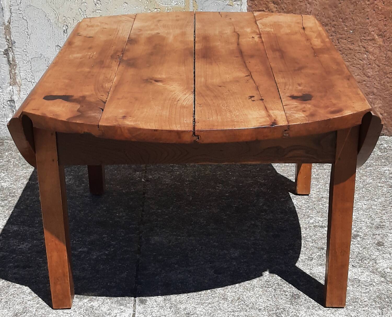 Folding coffee table.