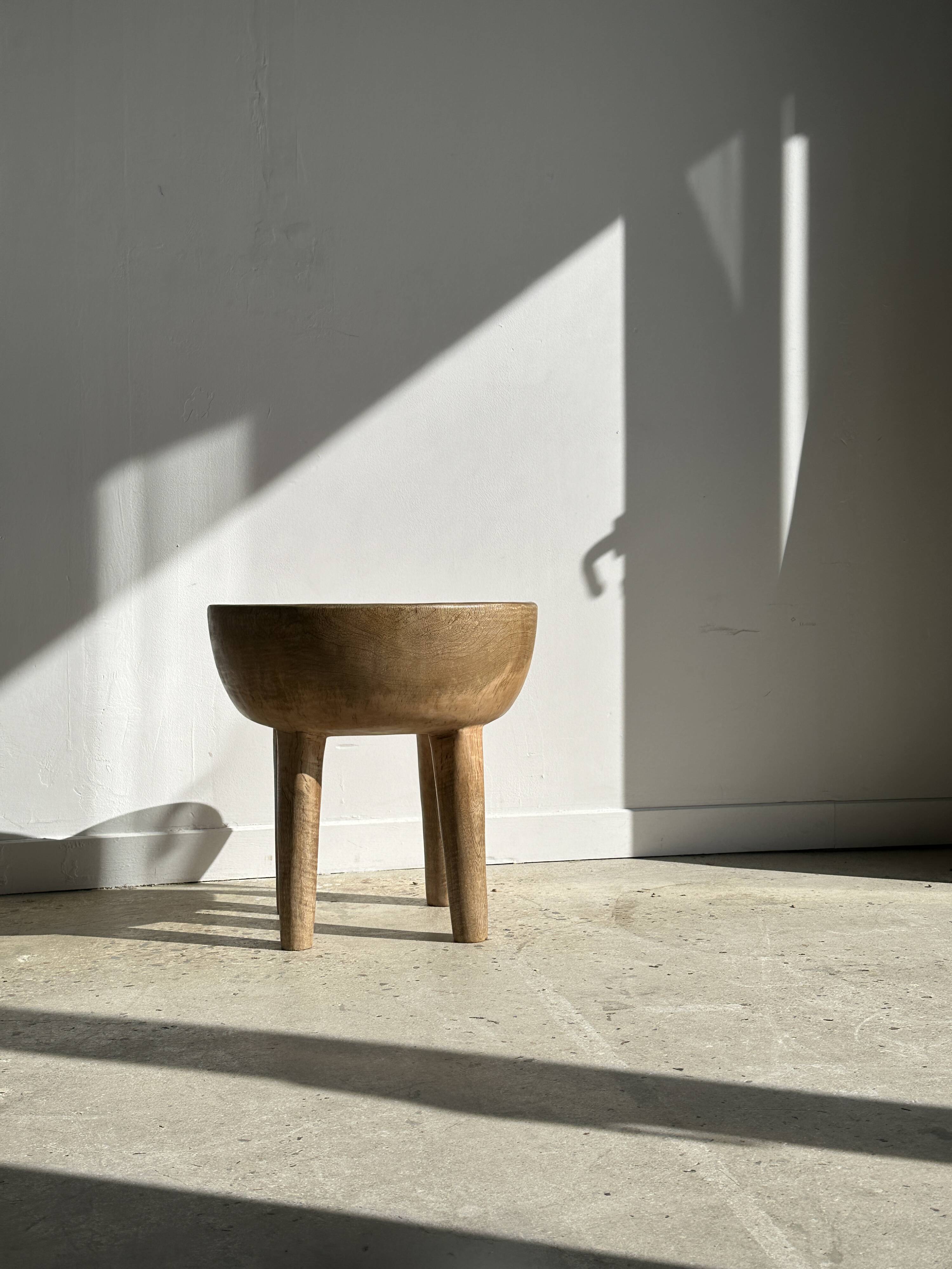 Quadripod chair with round seat and small back in natural monoxyl mango wood