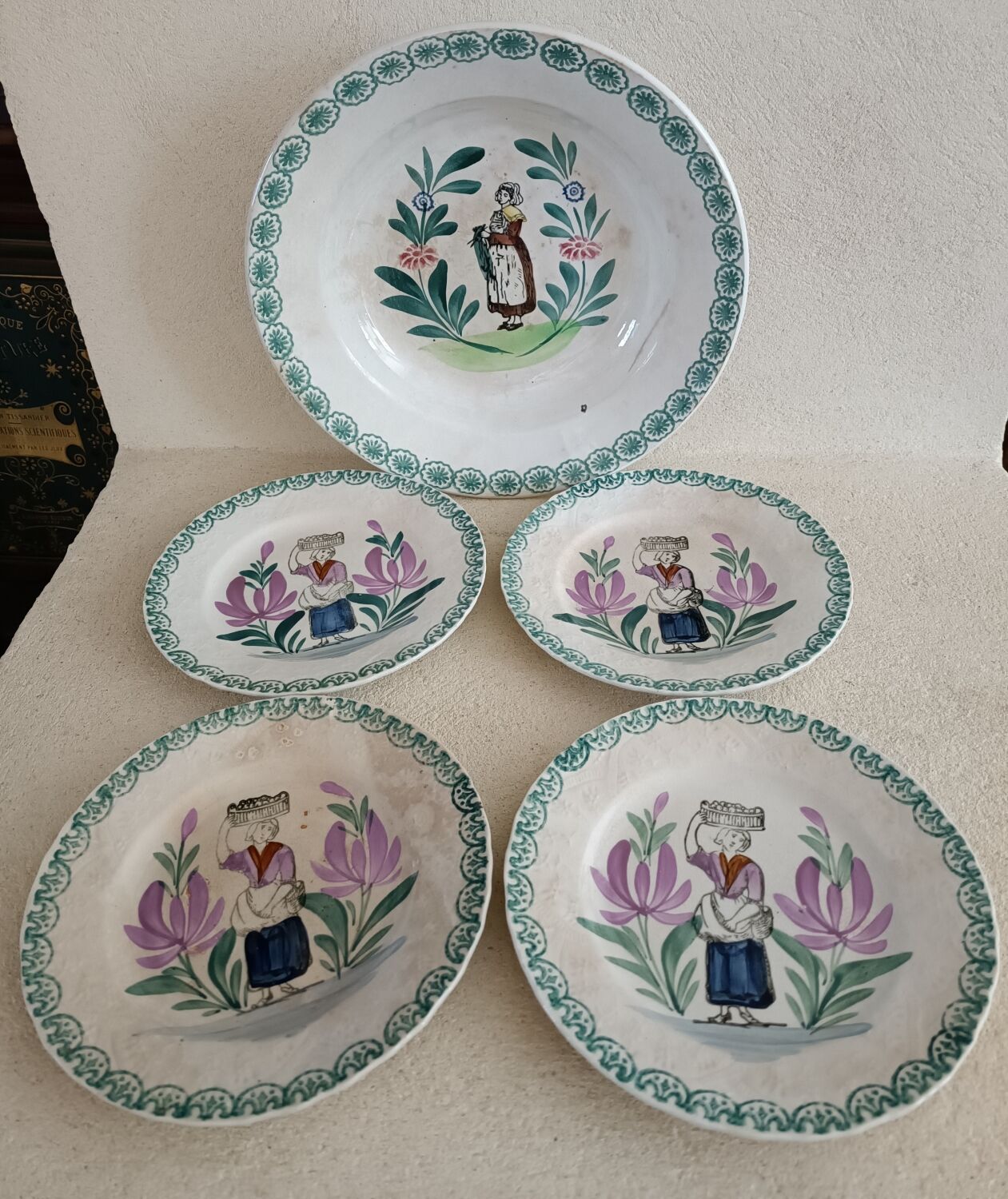 Lot plat creux et 4 assiettes Saint Amand vers 1900