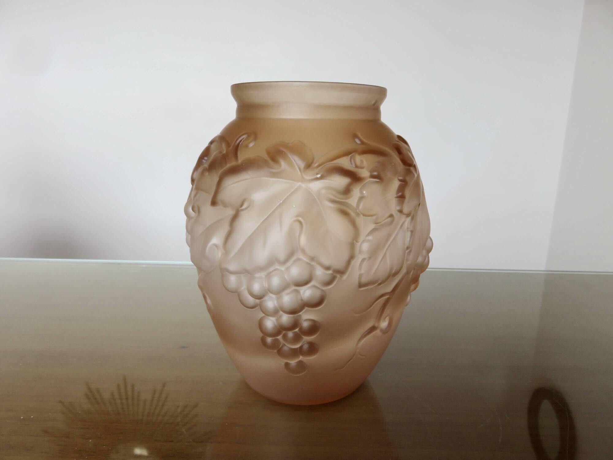 Art Deco vase in moulded pink glass, signed "Souchon Neuvesel", 1940s.