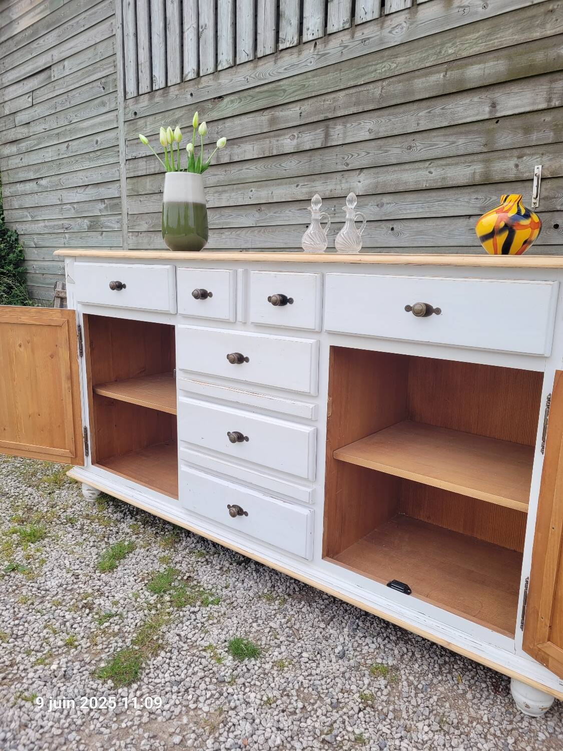 Buffet en bois patiné blanc
