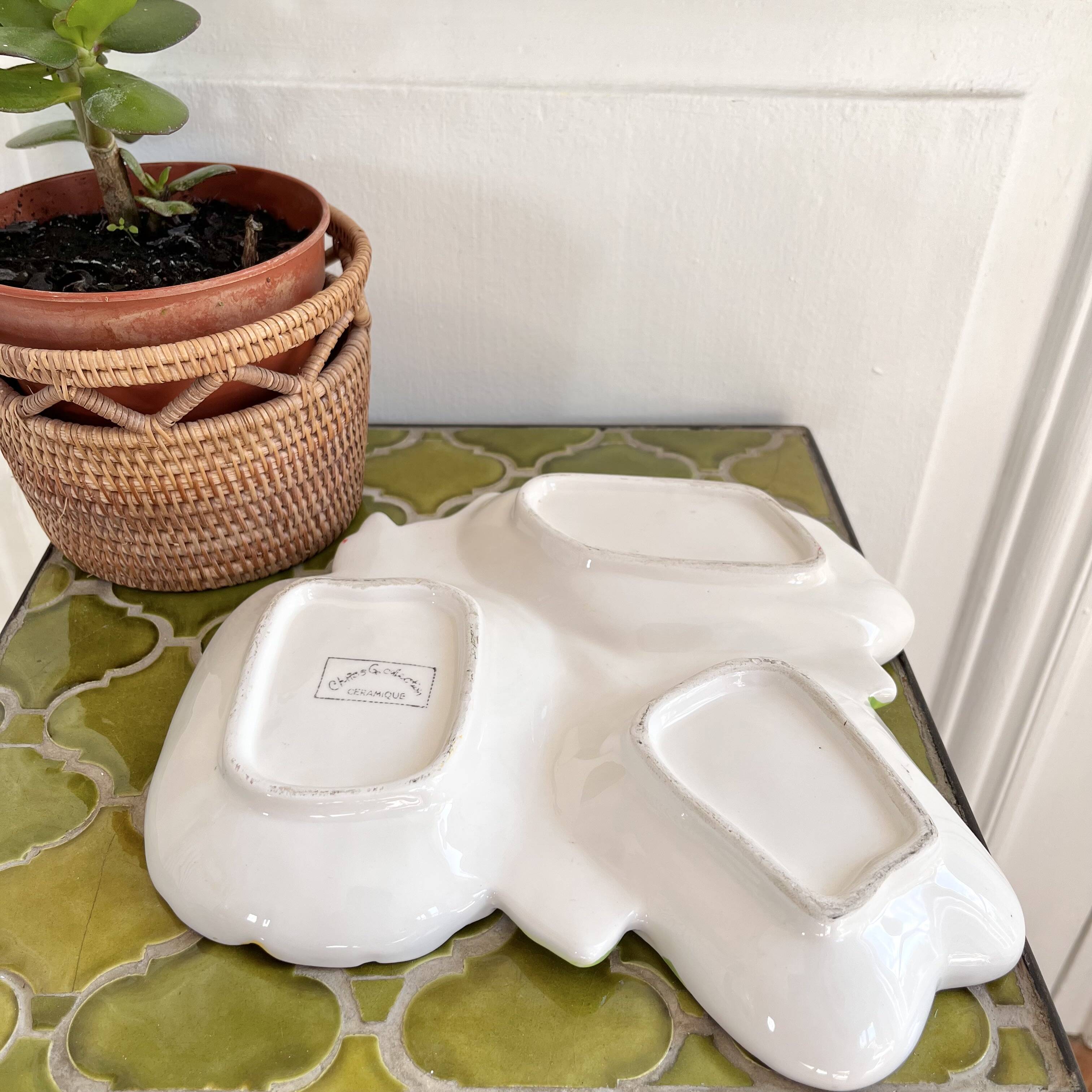 Aperitif server with fruit bowl and raw vegetables.