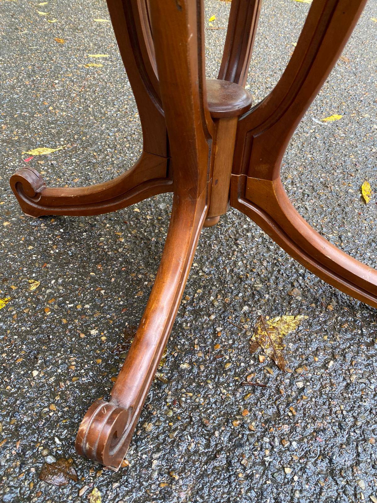 Round side table with a central pedestal in solid wood