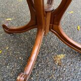Round side table with a central pedestal in solid wood