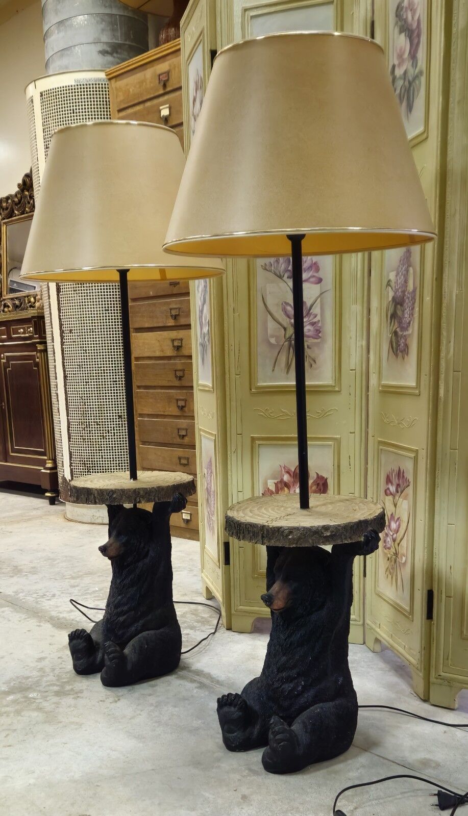Important pair of floor lamps depicting black bears.