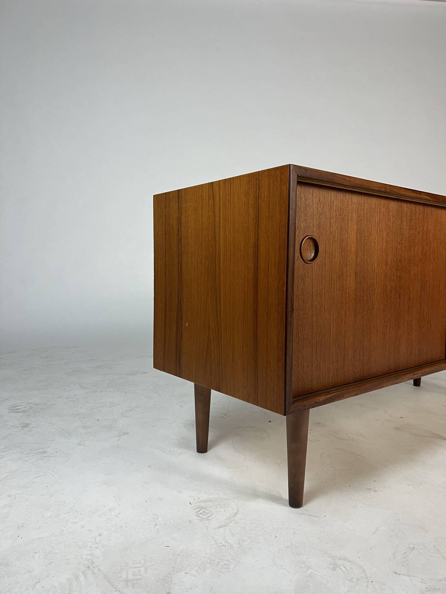Buffet bas en teck vintage des années 60, style mid-century HiFi.