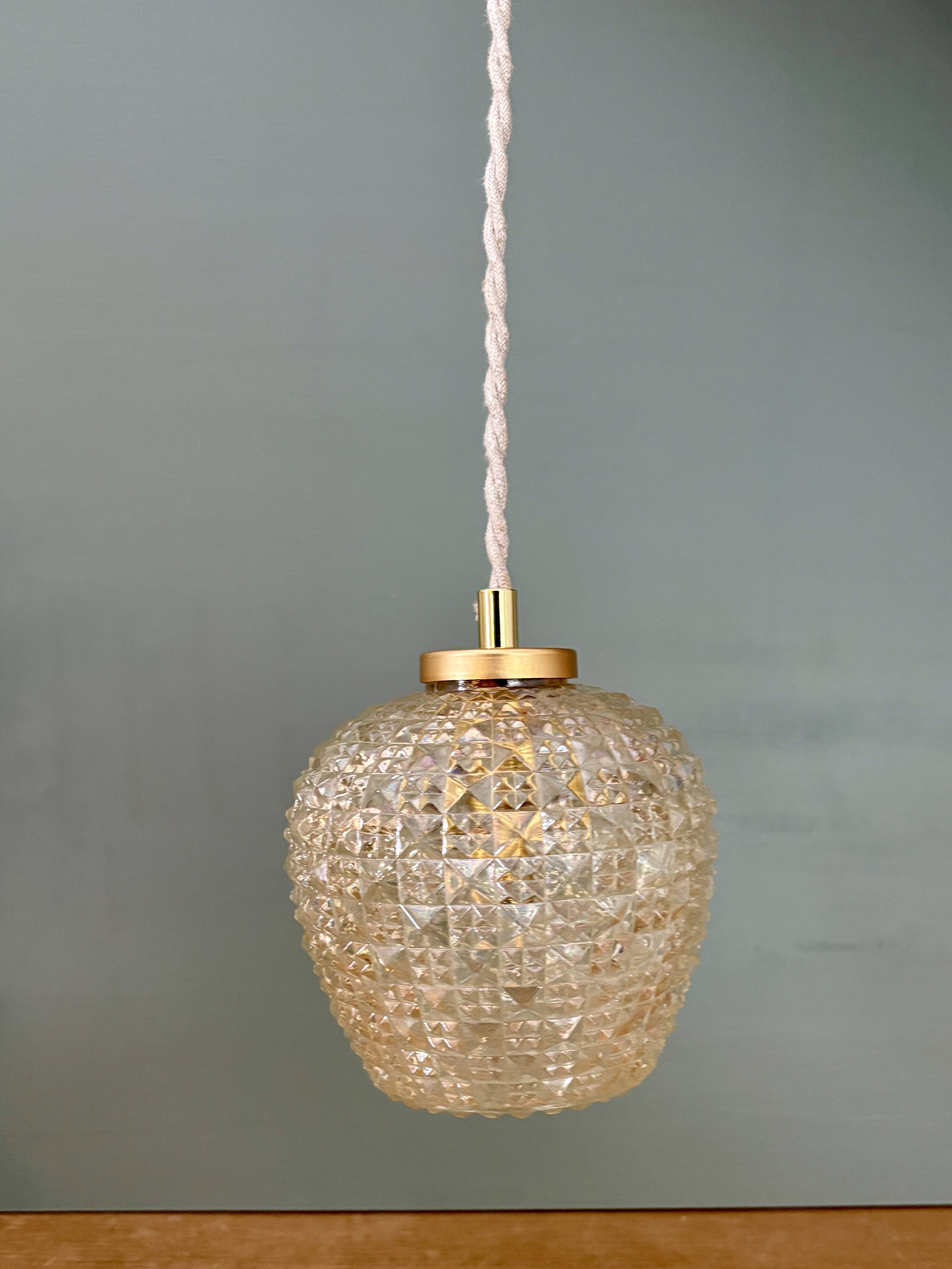 Suspension globe vintage en verre moulé ambré