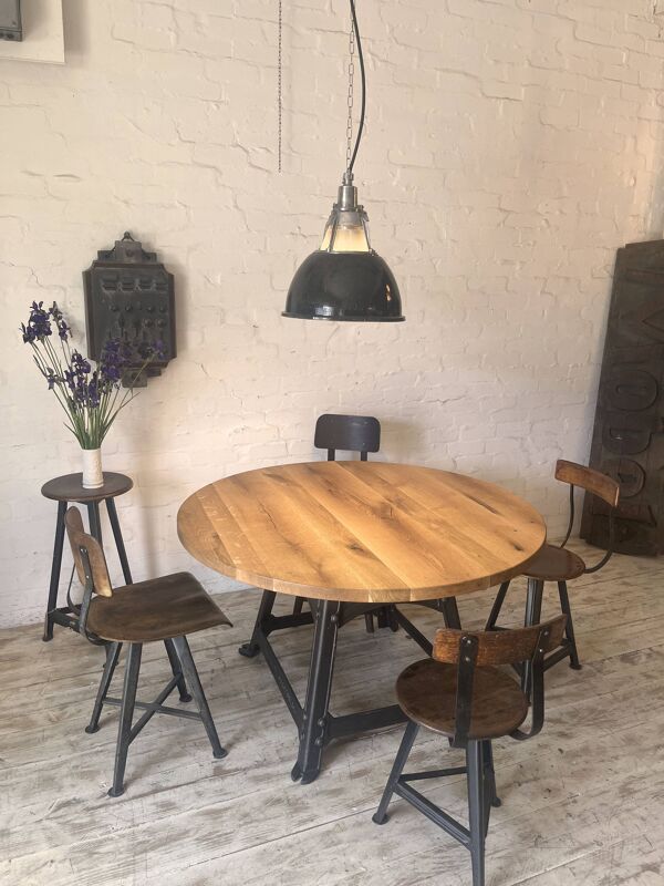 Table industrielle ronde en forme d'oeuf