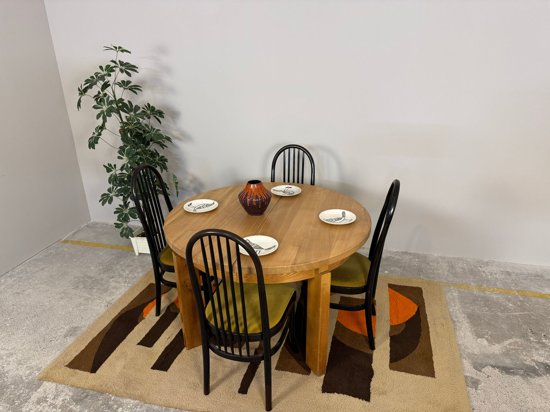 Round table with 1 extension in solid elm Regain, diameter 120 cm.