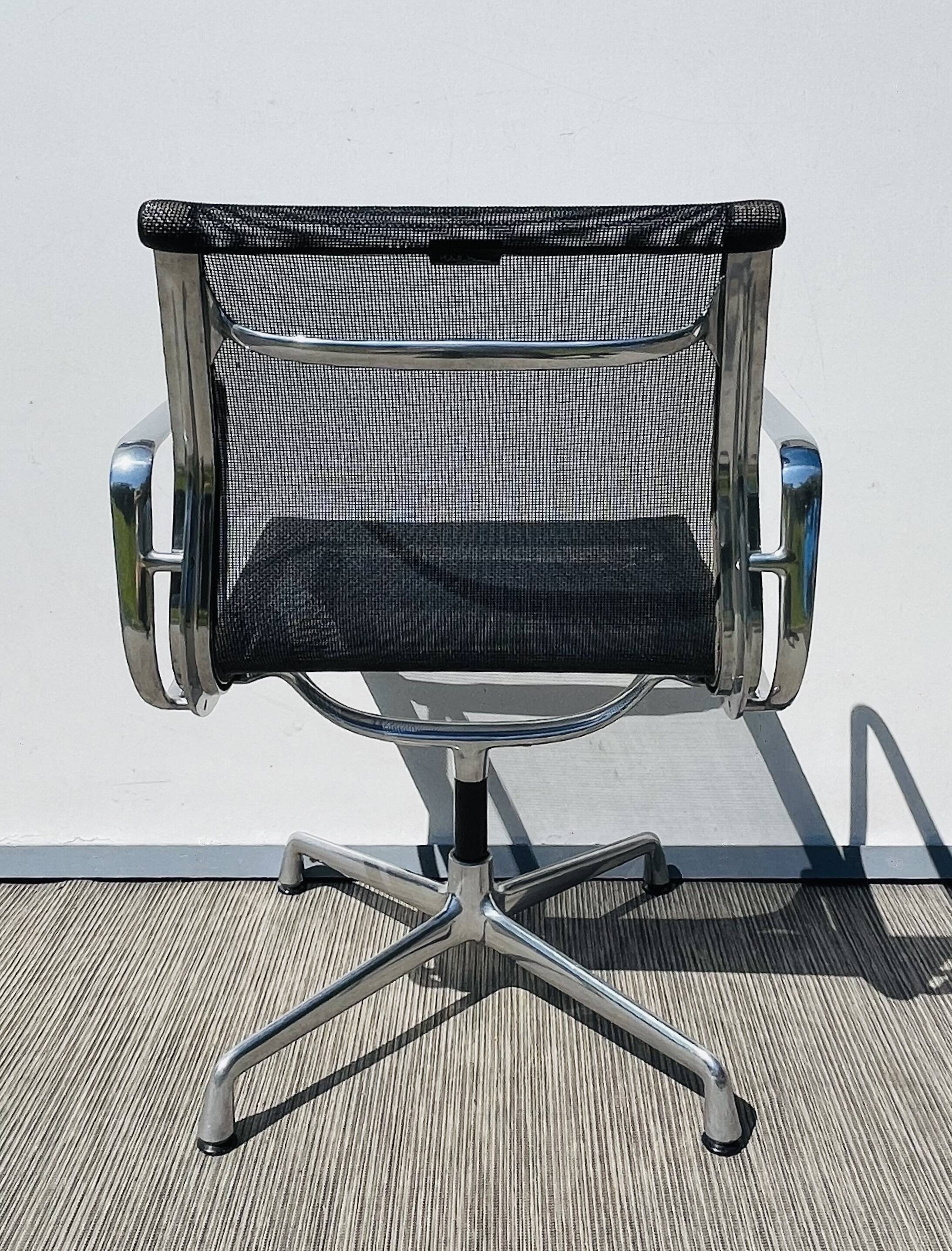 Paire de chaises Ch. Eames Alu Group résille Vitra Vintage
