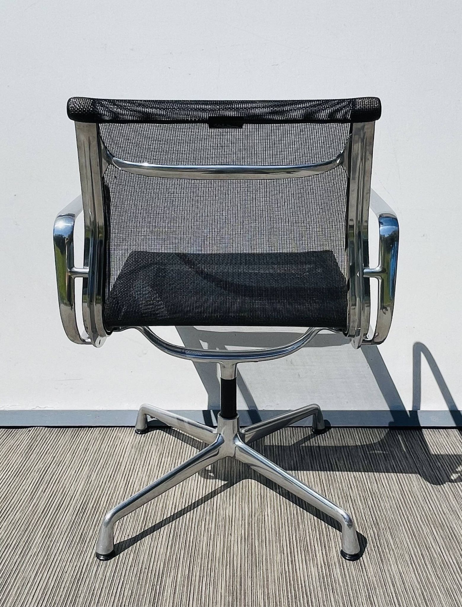 Pair of Ch. Eames Alu Group mesh chairs Vitra Vintage