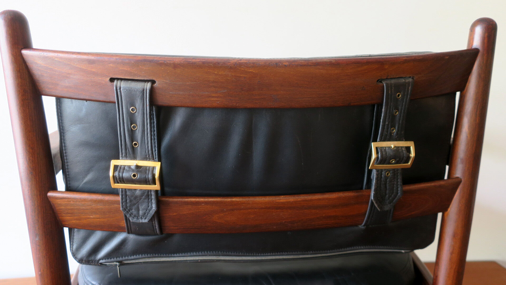 Fauteuil safari en cuir et teck Danemark 1960s
