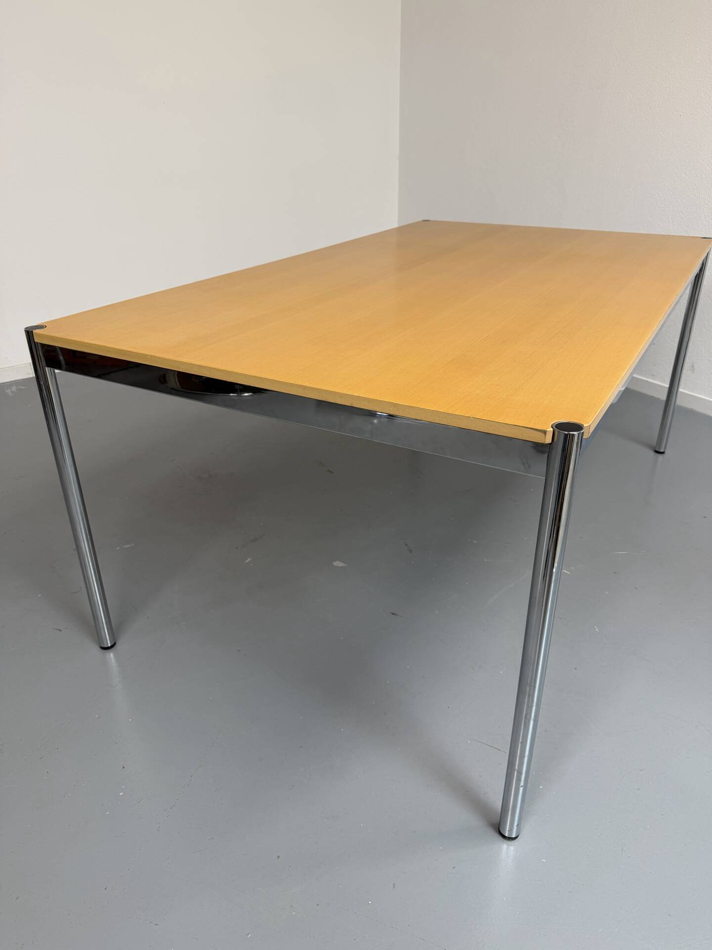 Large table design USM Haller wooden top and chrome structure