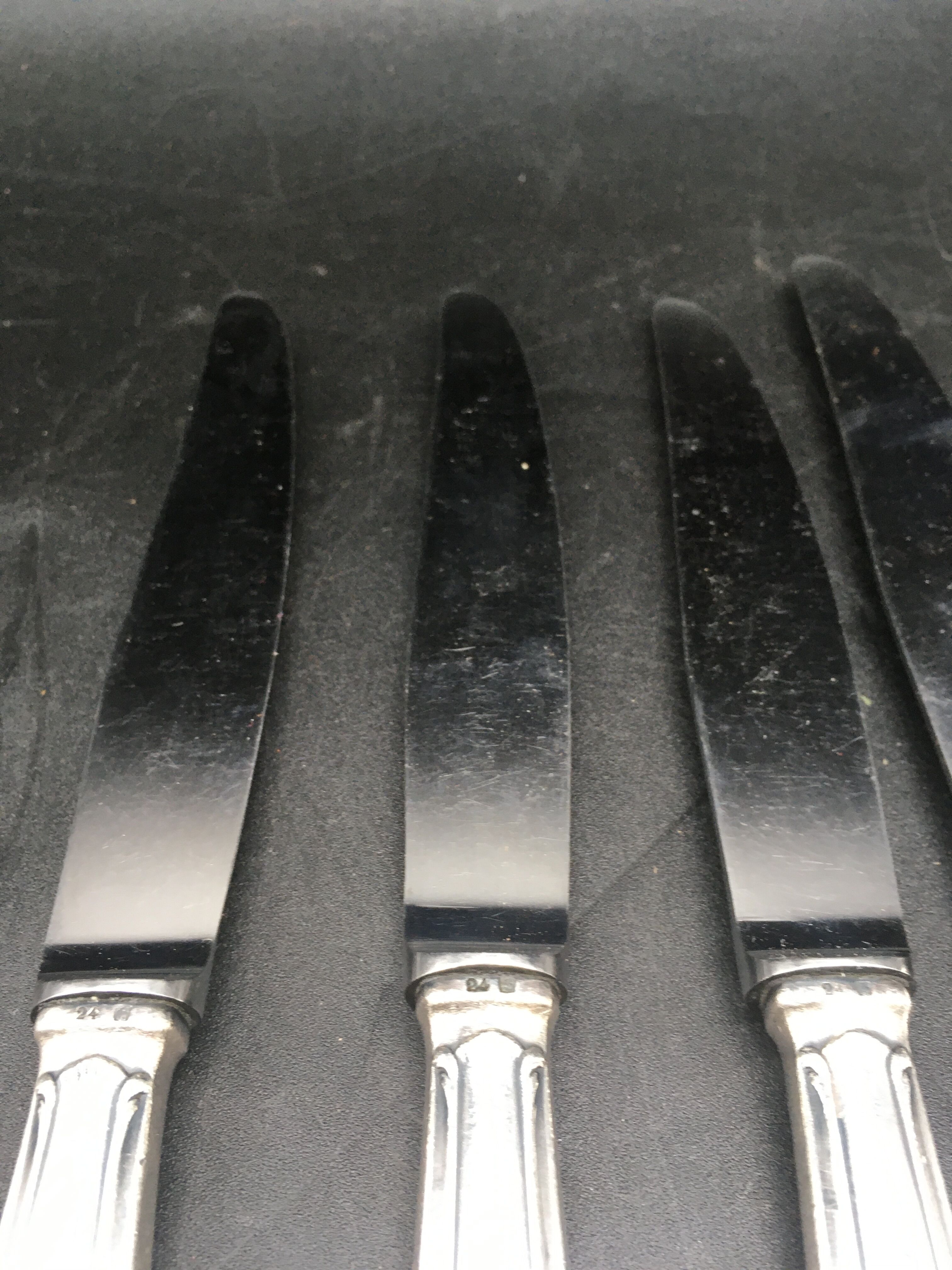 9 table knives in silver metal.