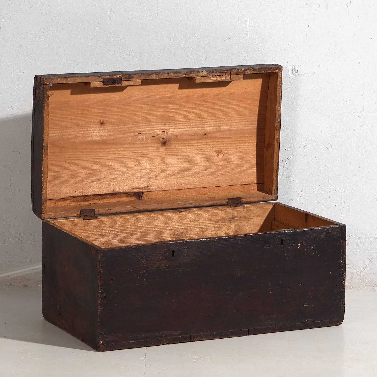 Antique chest with dark patina (c.1920) #10