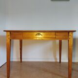 Spindle legs desk