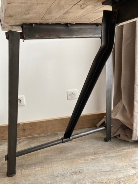 Wooden set and metal legs