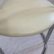 Table chromé et deux chaises modernistes
