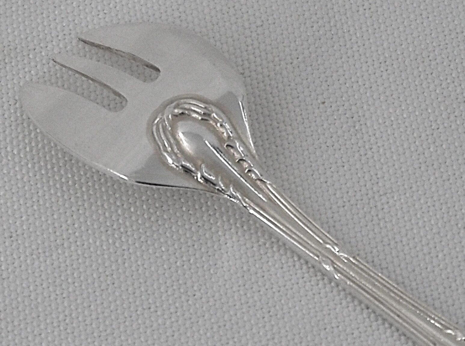 Ercuis Trianon, Rubans, 12 silver-plated oyster forks, excellent condition.