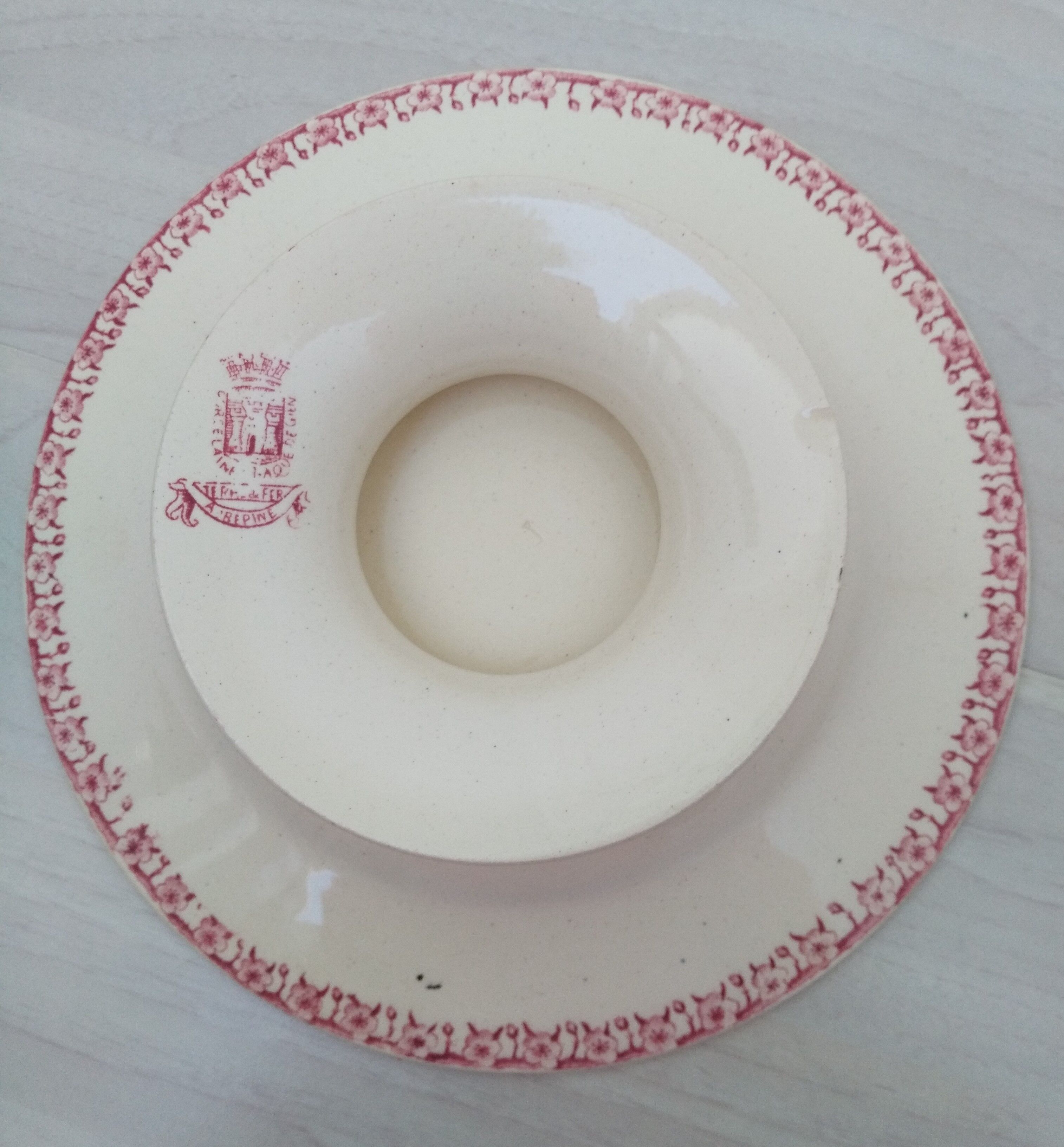 Cake dish on foot in iron earth of Gien model Pink hawthorn