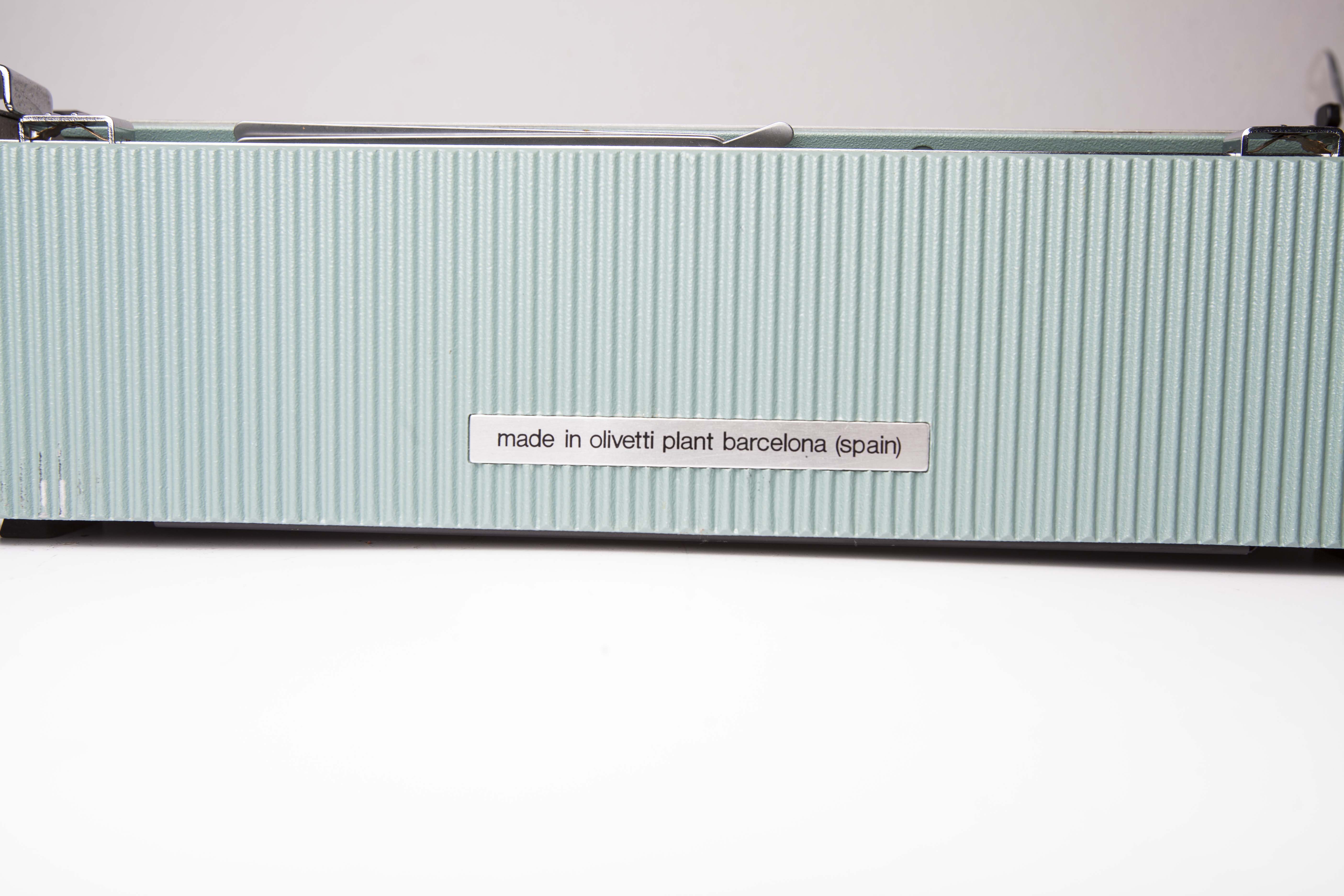 Typewriter olivetti lettera 32