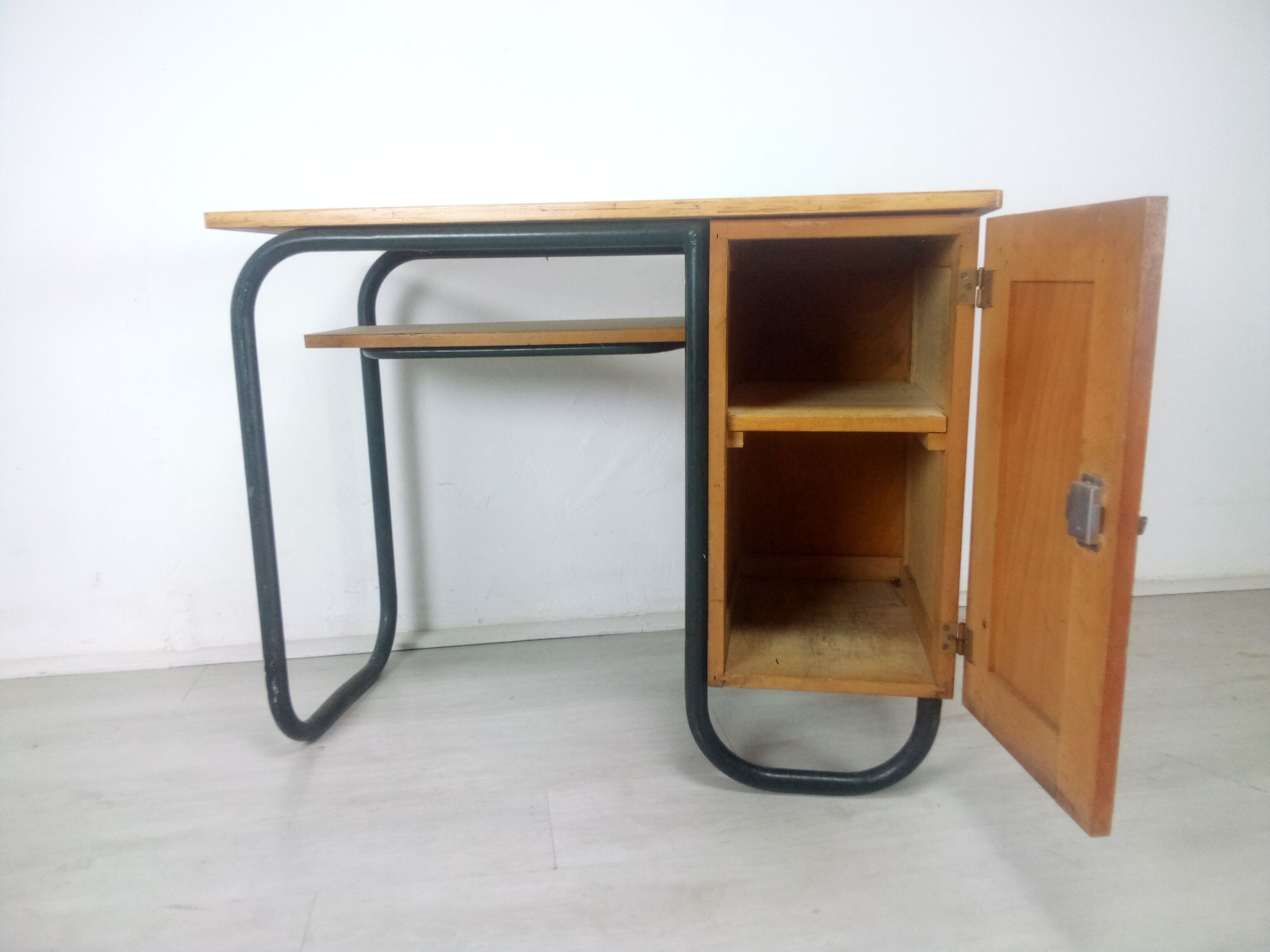 Desk model S22 by Jacques Hitier produced by Mobilor