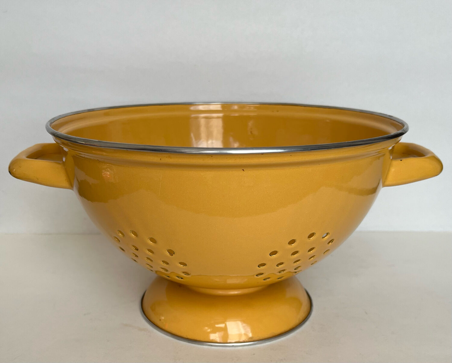 Enamelled sheet metal strainer