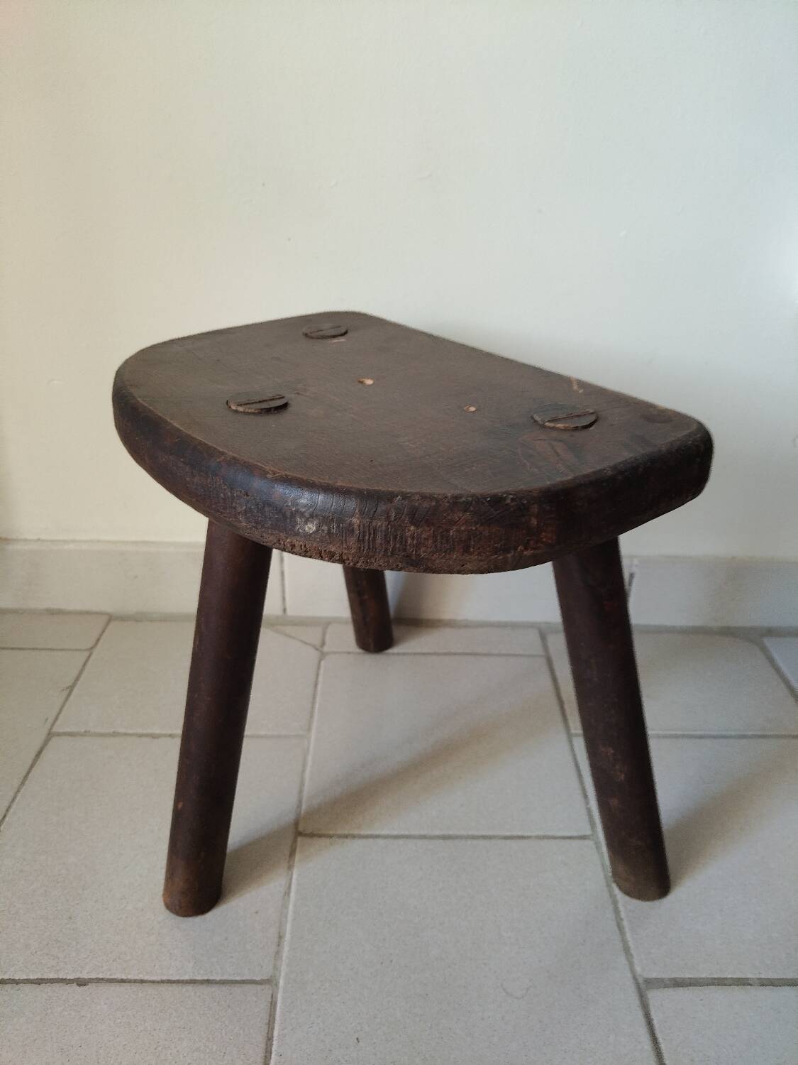 Antique tripod milking stool in solid wood – rustic & patina