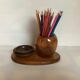 Ancien pot à crayons en bois vernis brutaliste