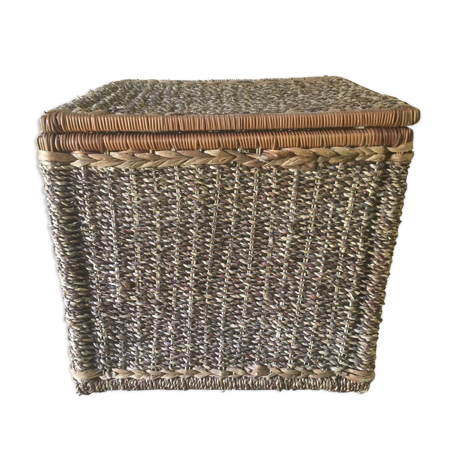 Chest in raffia or wicker