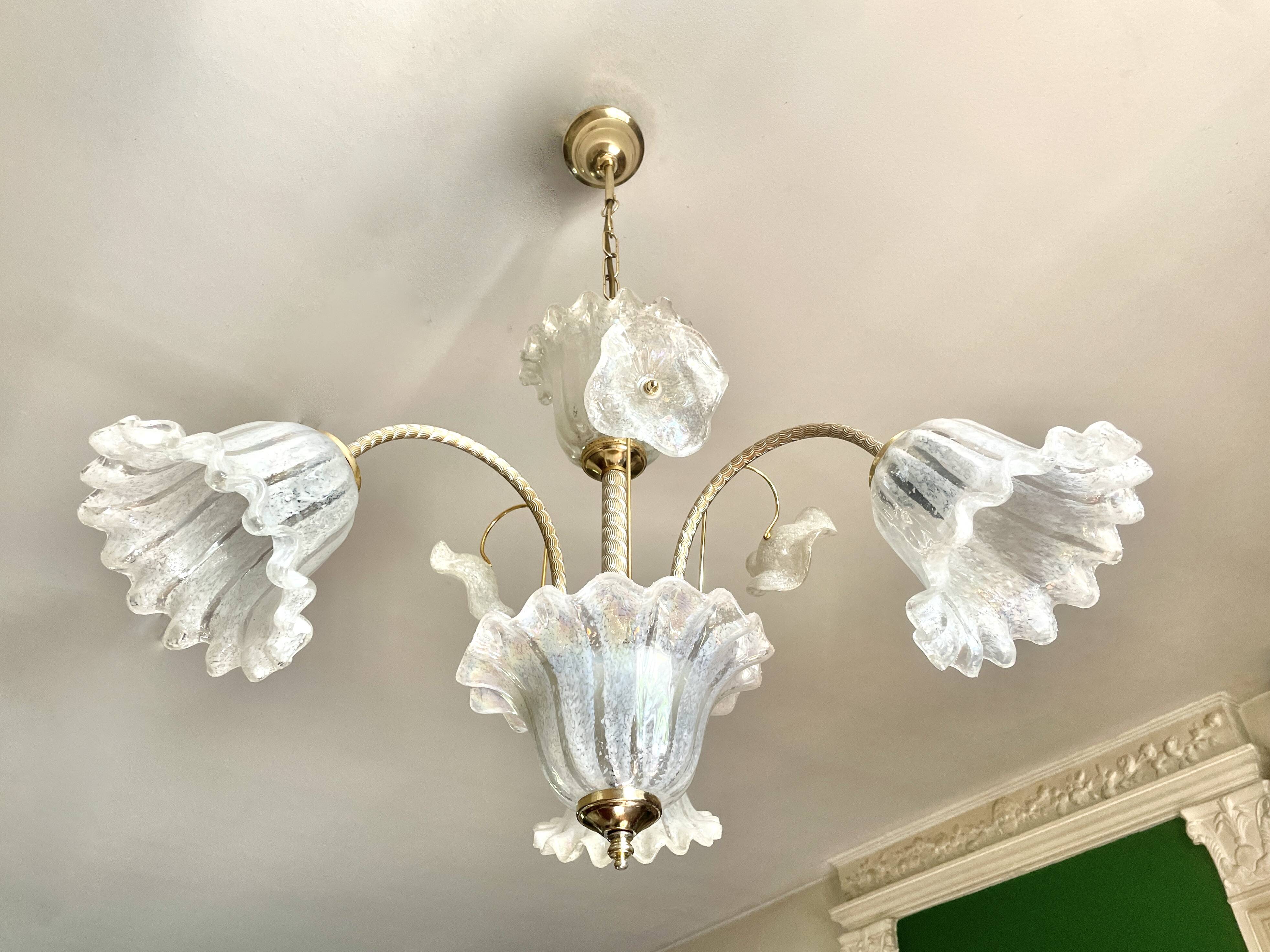 Murano chandelier with 3 iridescent flowers, 1980.