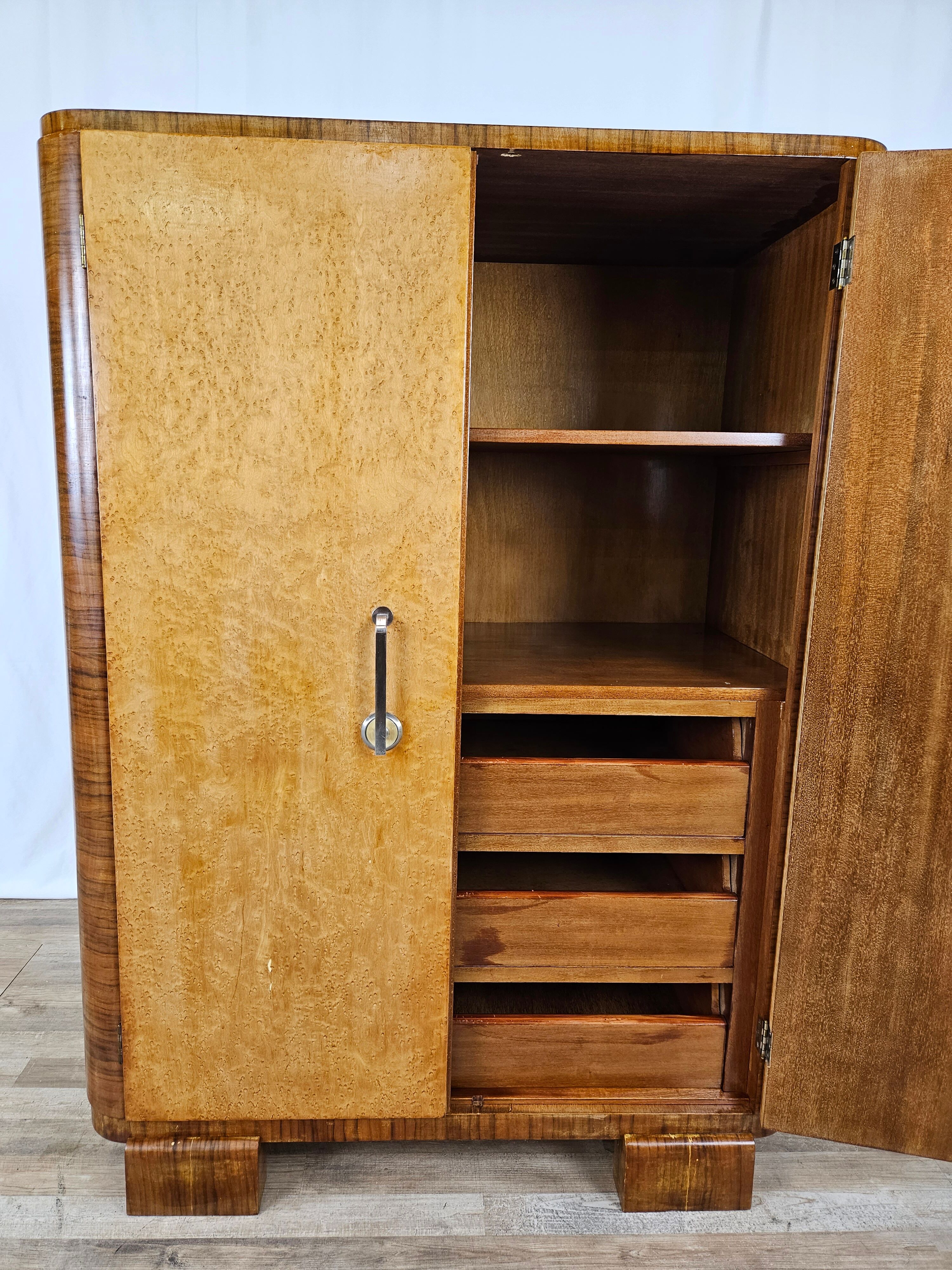 Art decò sideboard in thuja and walnut