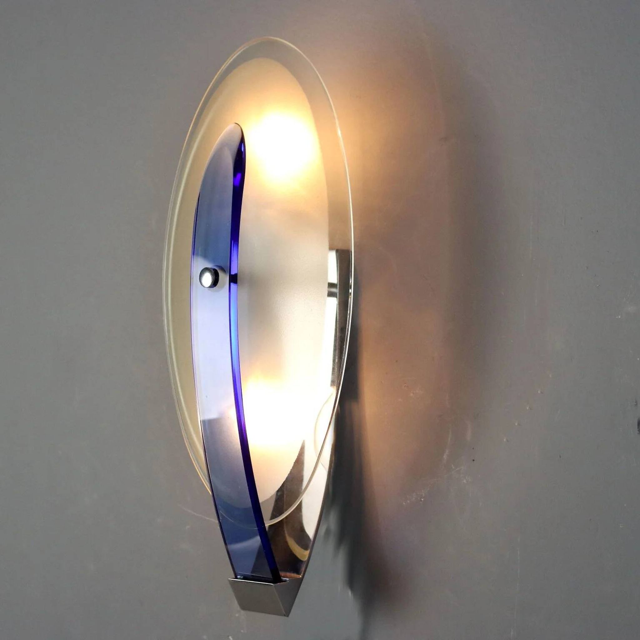 Vintage wall light in glass and metal, Italian design, 1960s.