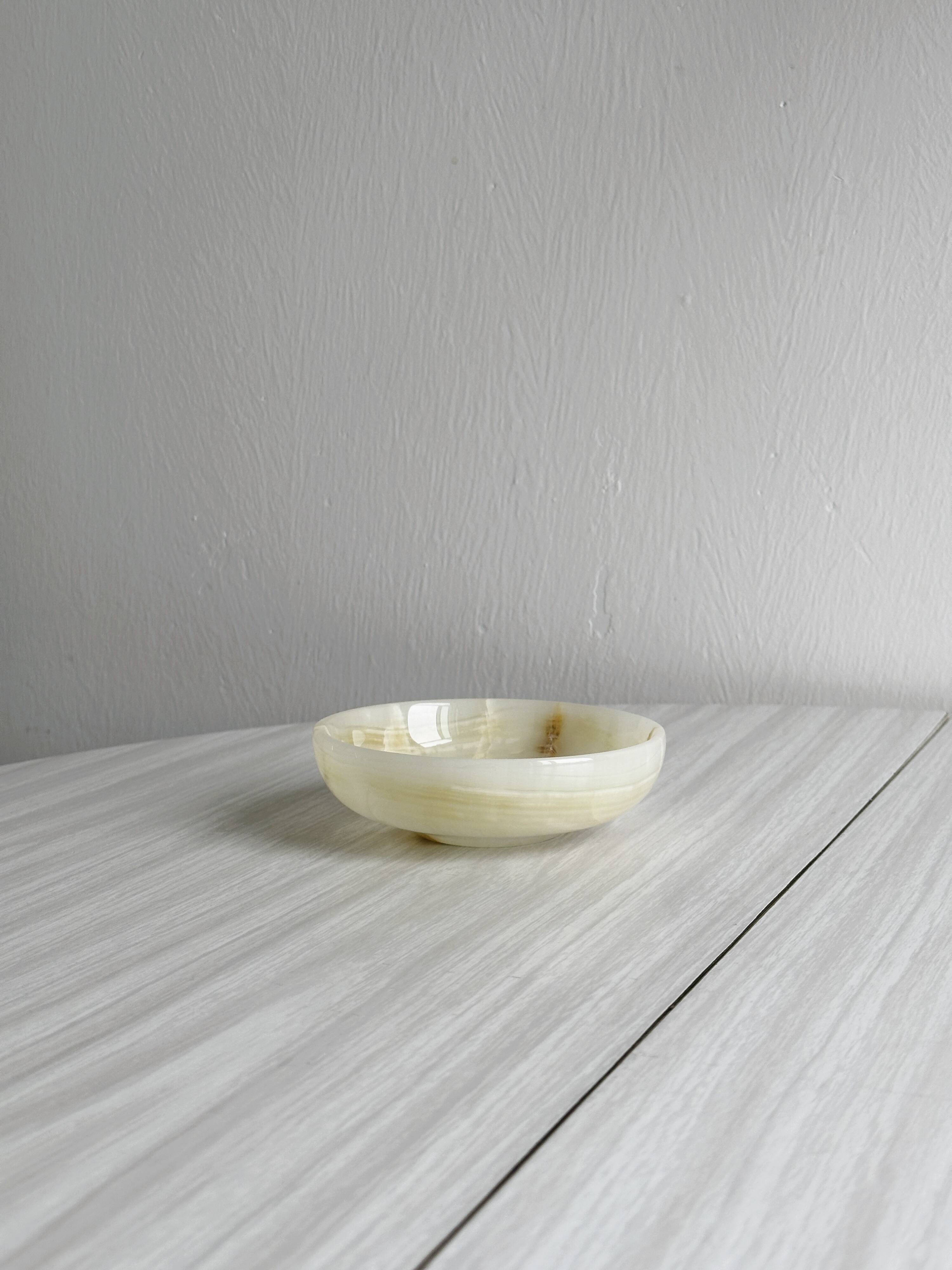 Marbled onyx pocket emptier