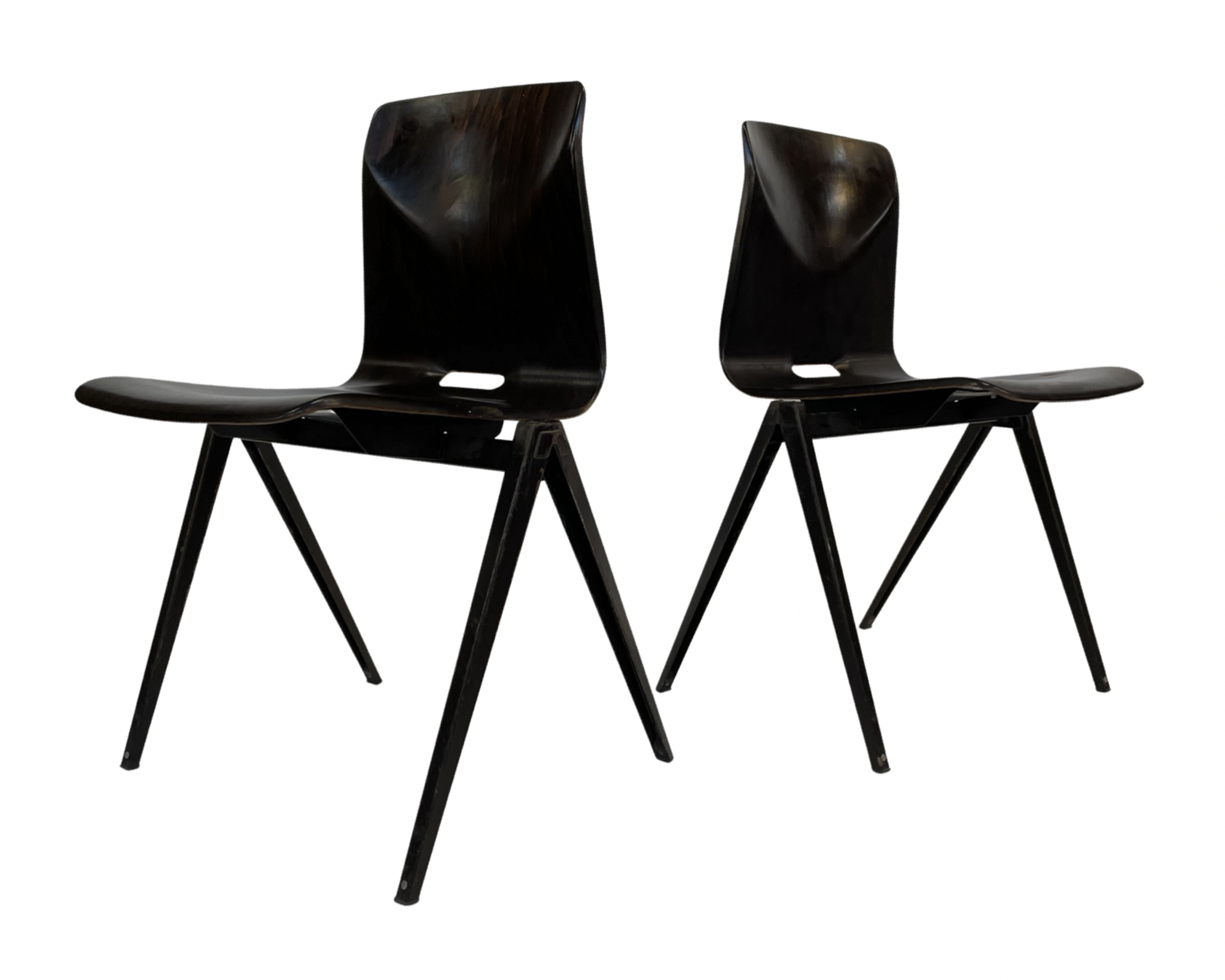 Ensemble de quatre chaises d’école empilables