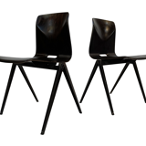 Ensemble de quatre chaises d’école empilables