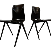 Ensemble de quatre chaises d’école empilables