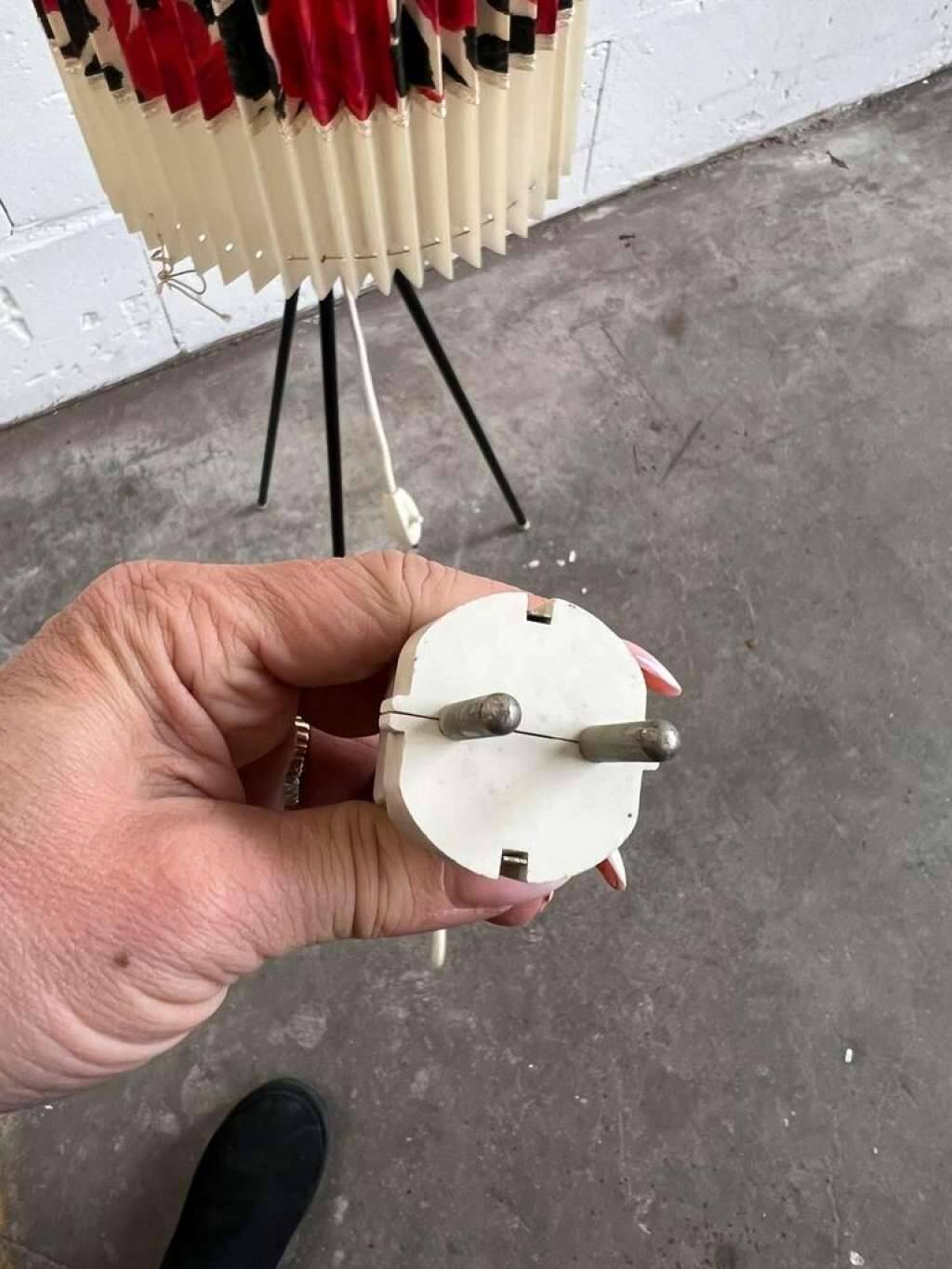 VINTAGE ROCKABILLY TRIPOD FLOOR LAMP / FLOOR LAMP