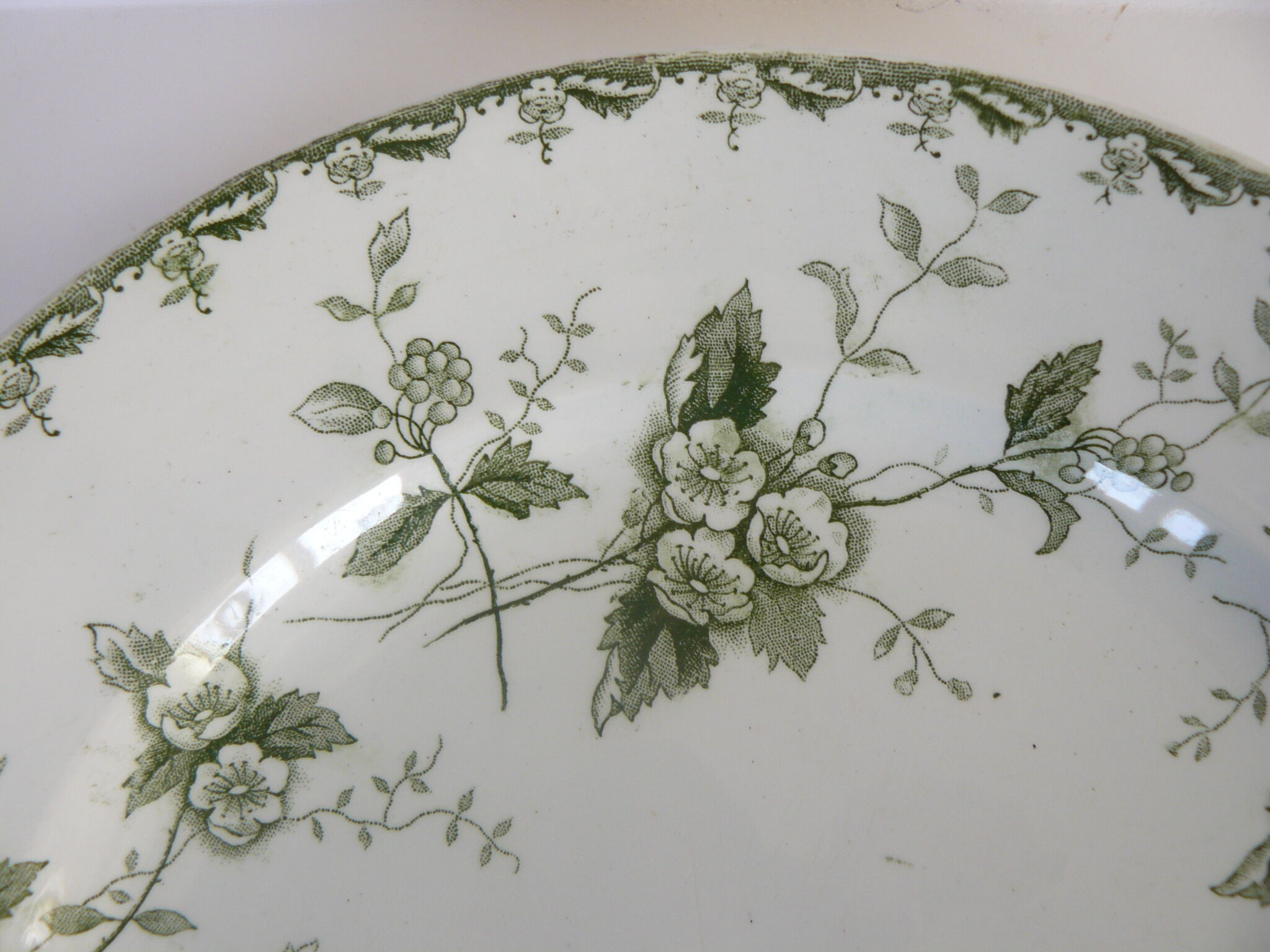 Round dish, land of iron, model Rosette of st amand