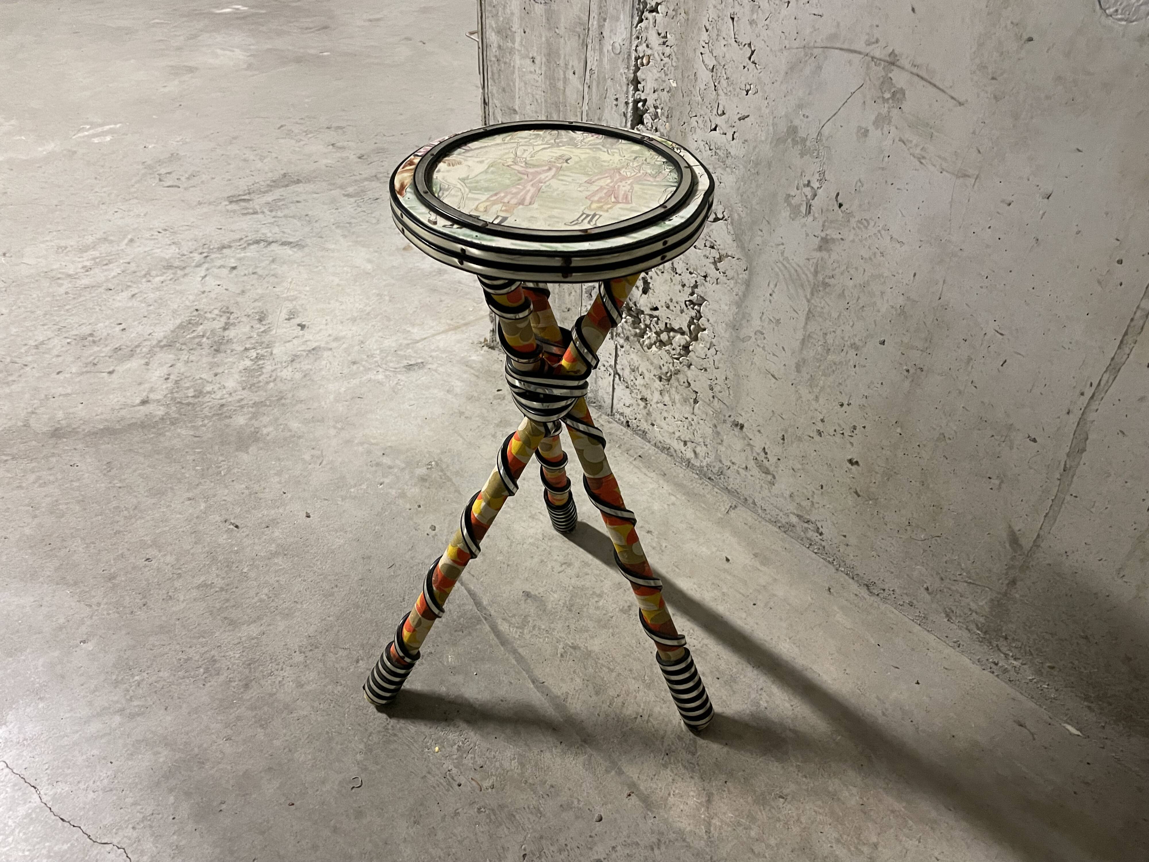 Kitsch pedestal table from the 70s