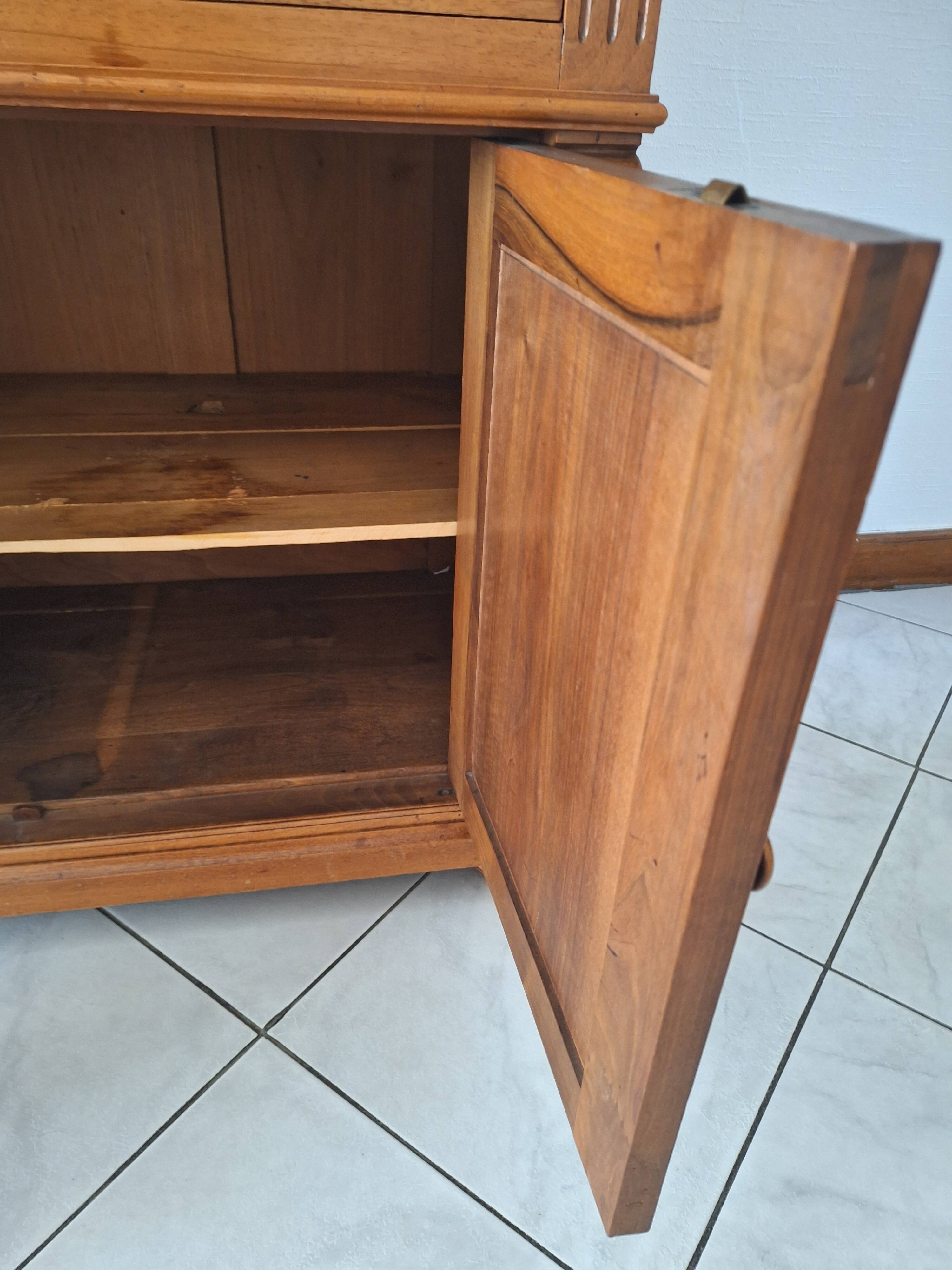 Ancien meuble de salle de bain avec marbre